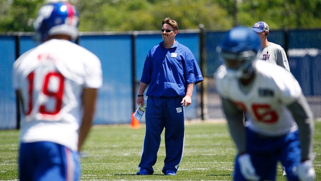 New York Giants head coach Ben McAdoo, center, looks on during the NFL football teams minicamp, Tuesday, June 14, 2016, in East Rutherford.