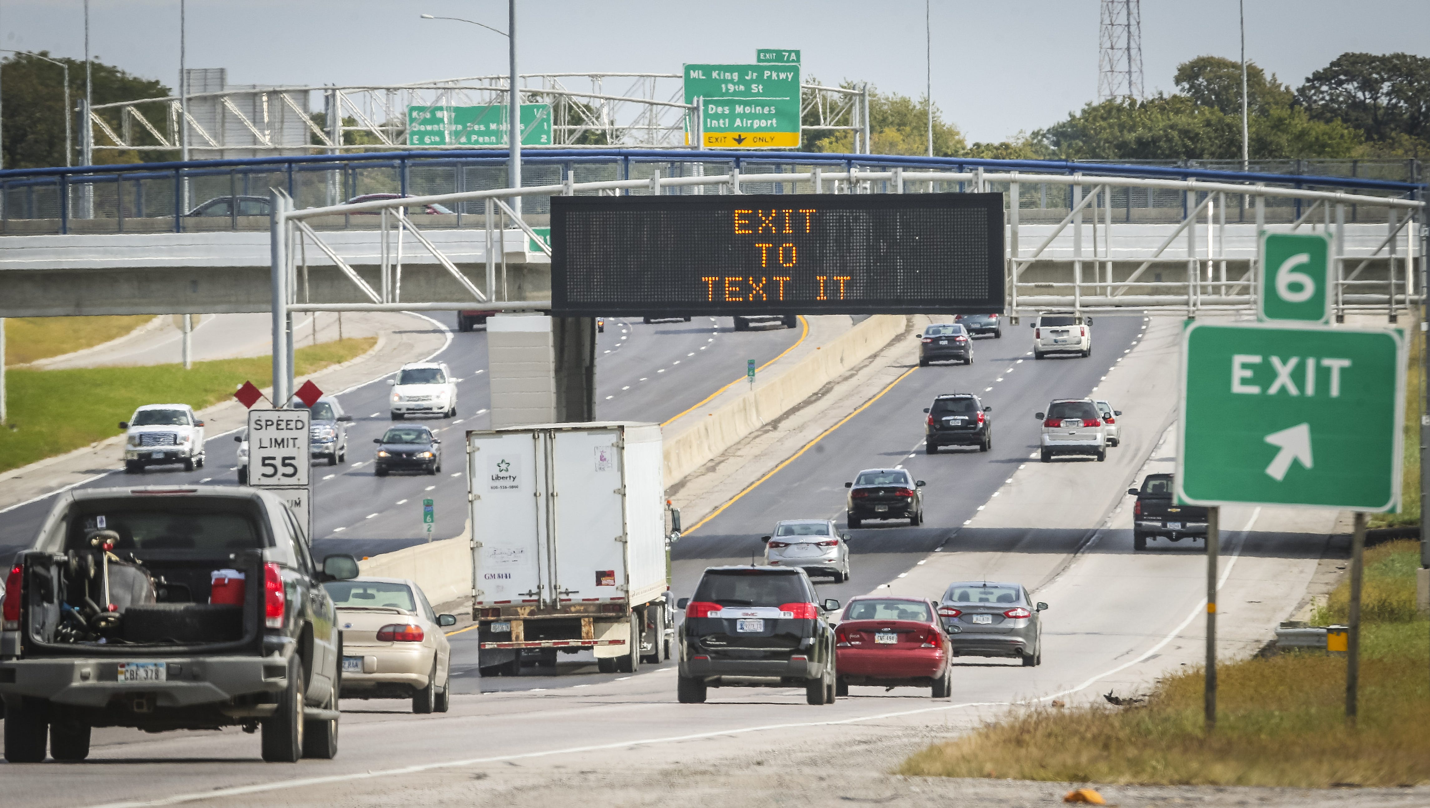 Drivers chuckle at funny highway message signs Drivers chuckle at funny highway message signs