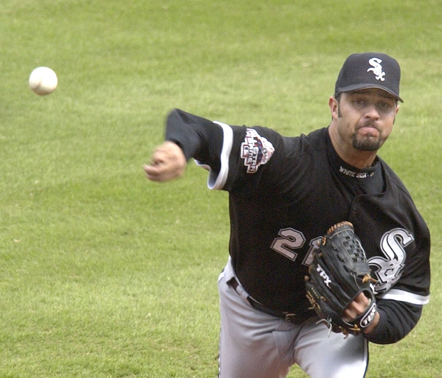 Chicago White Sox starting pitcher Esteban Loaiza delivers a pitch during the second inning against the Kansas City Royals Sunday, Sept 28, 2003 at Kauffman Stadium in Kansas City, Mo. (AP Photo/Charlie Riedel) ORG XMIT: KCAR101