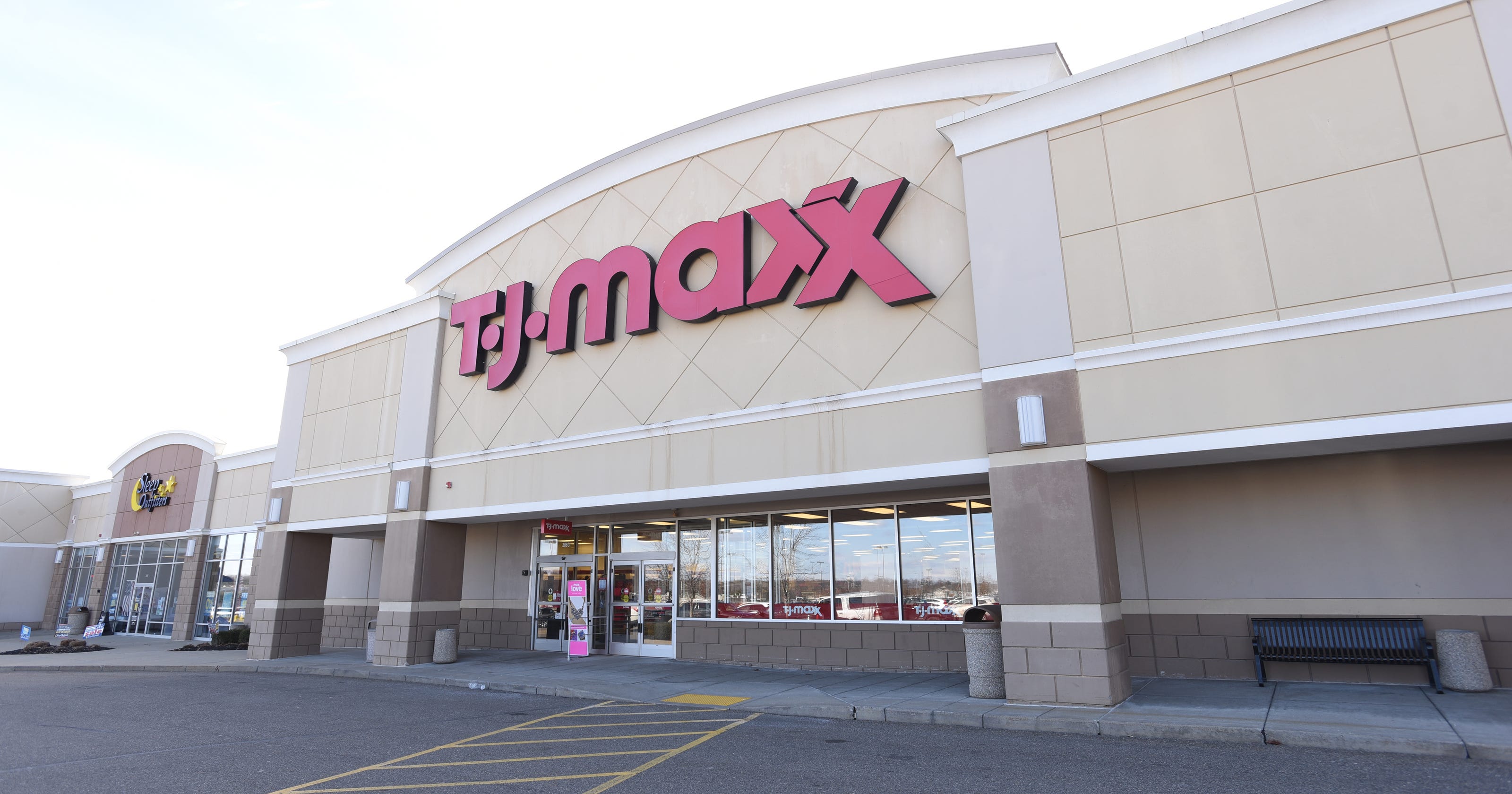 TJ Maxx, Shoe Carnival to move to the mall