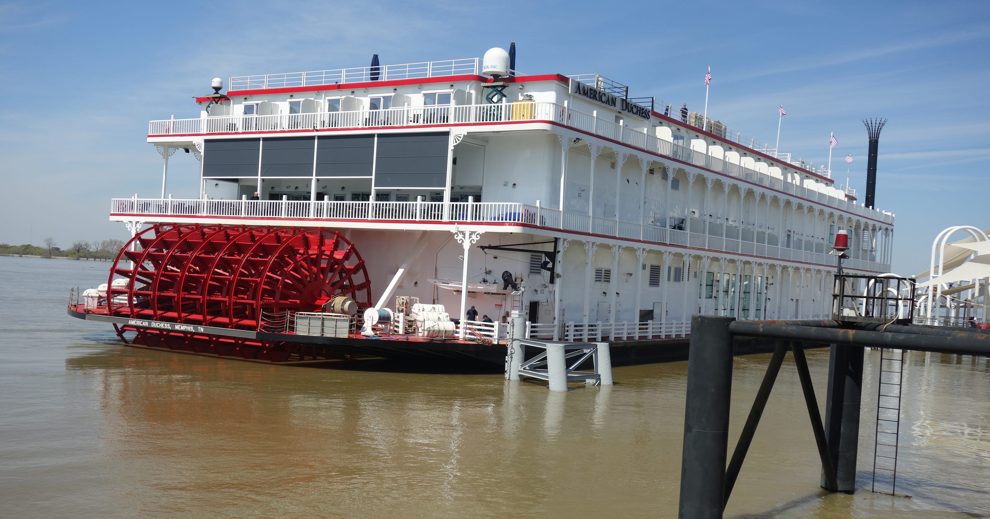 riverboat cruises down mississippi river