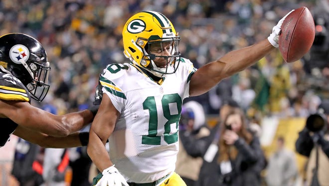 Green Bay Packers wide receiver Randall Cobb (18) scores a touchdown against the Pittsburgh Steelers at Heinz Field Sunday, November 26, 2017 in Pittsburgh, Pa.