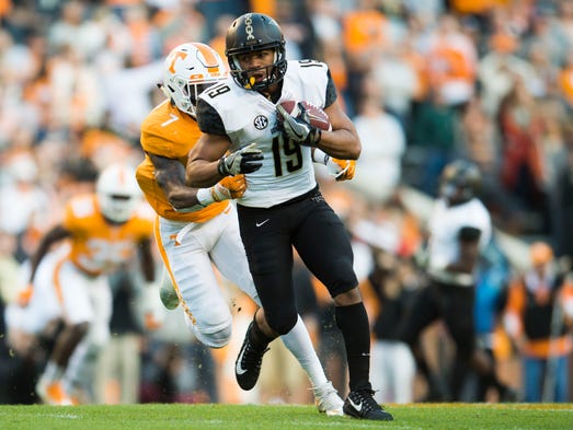 Tennessee defensive back Rashaan Gaulden (7) takes