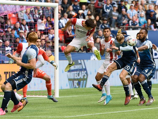 OSan Jose Earthquakes midfielder Shea Salinas (6) defends