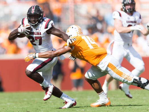 Tennessee linebacker Quart'e Sapp (14) takes down South