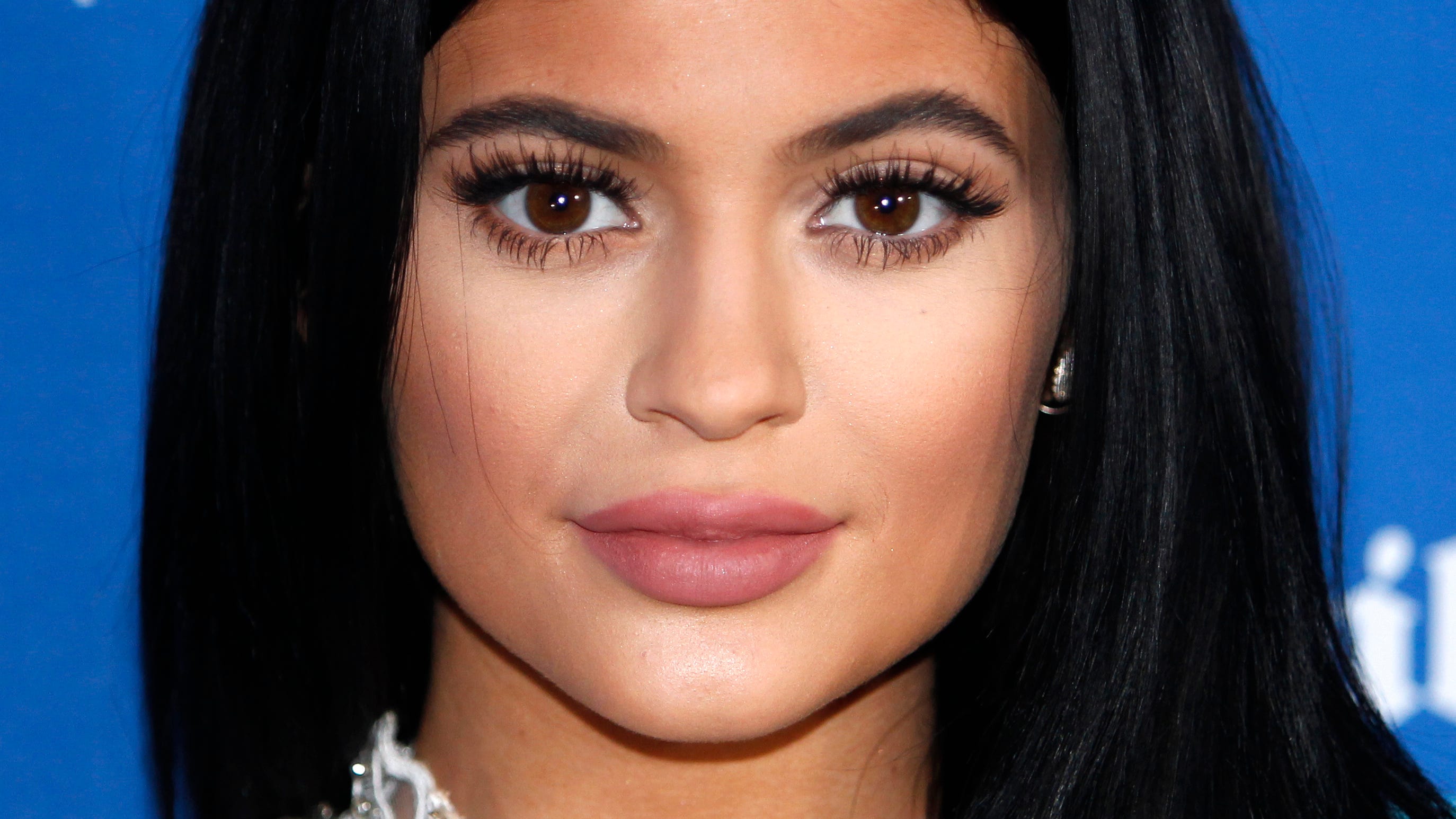 Oops Kylie Jenner S Epic Contouring Fail And 4 Other Kardashian Makeup Disasters I mean.it looked fine in the mirror.but on video it looks like a first grader who likes to color out side of the lines put it on for me. kylie jenner s epic contouring fail