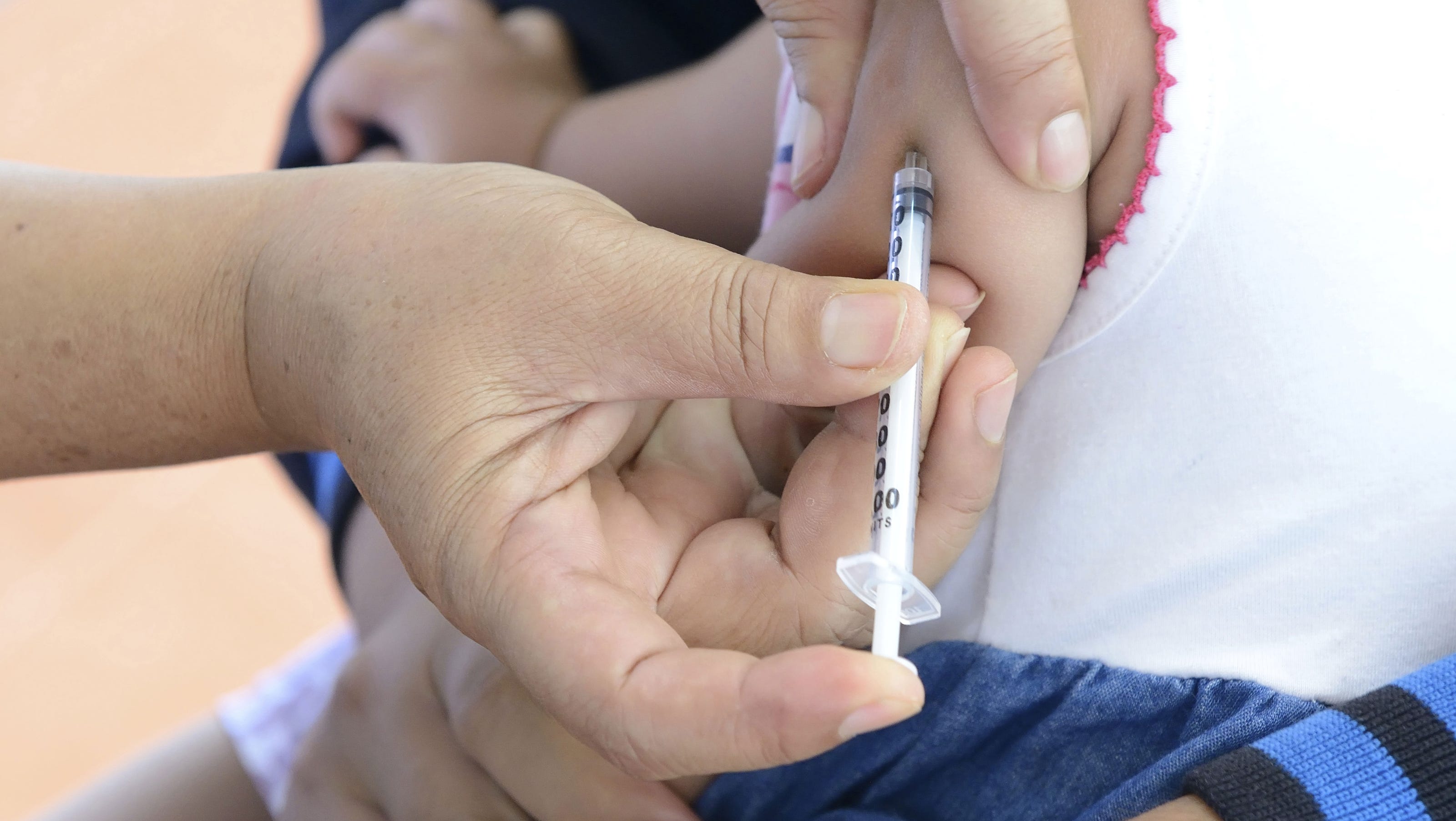 Подкожное введение вакцины. Прививка детям. Рука для прививки. Прививки в плечо детям.
