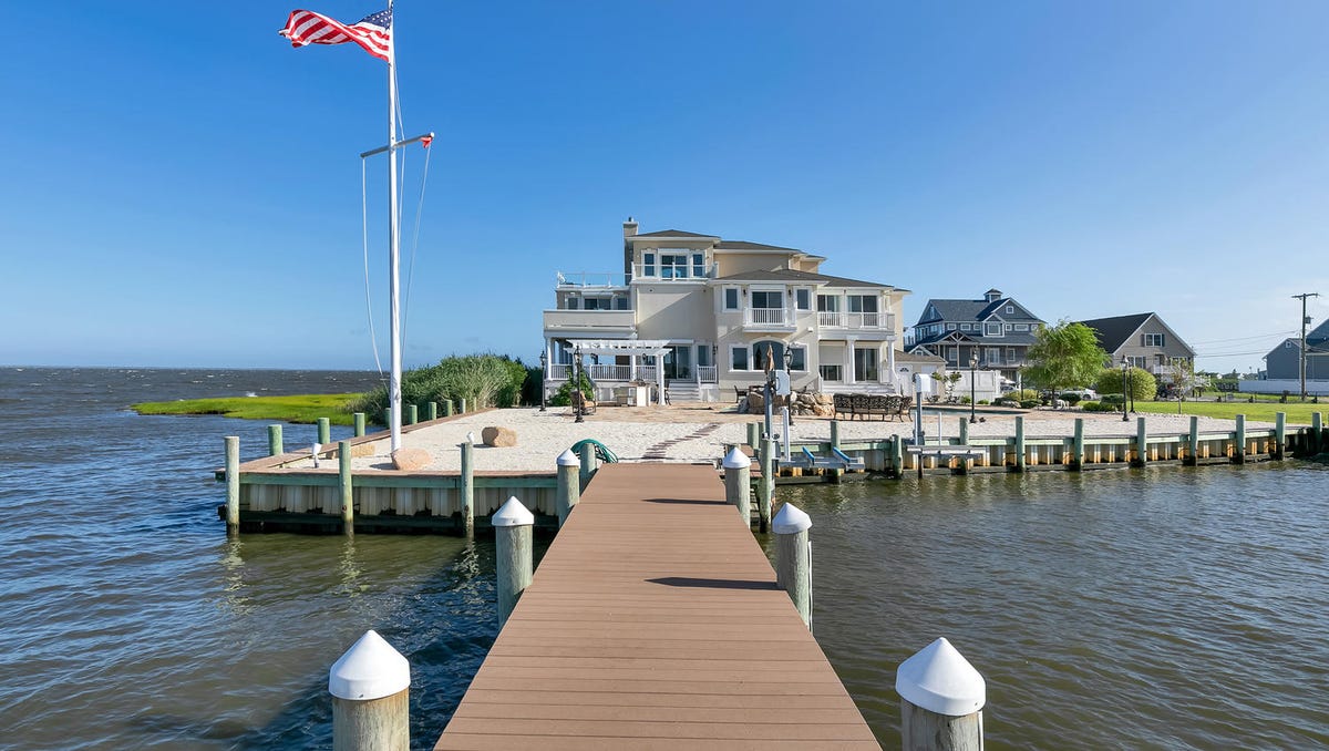 Tour Bayville Ultimate Bayfront Beach House