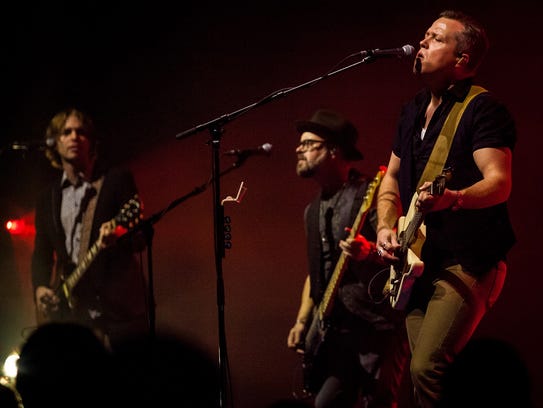 Jason Isbell performs with 400 Unit members Sadler