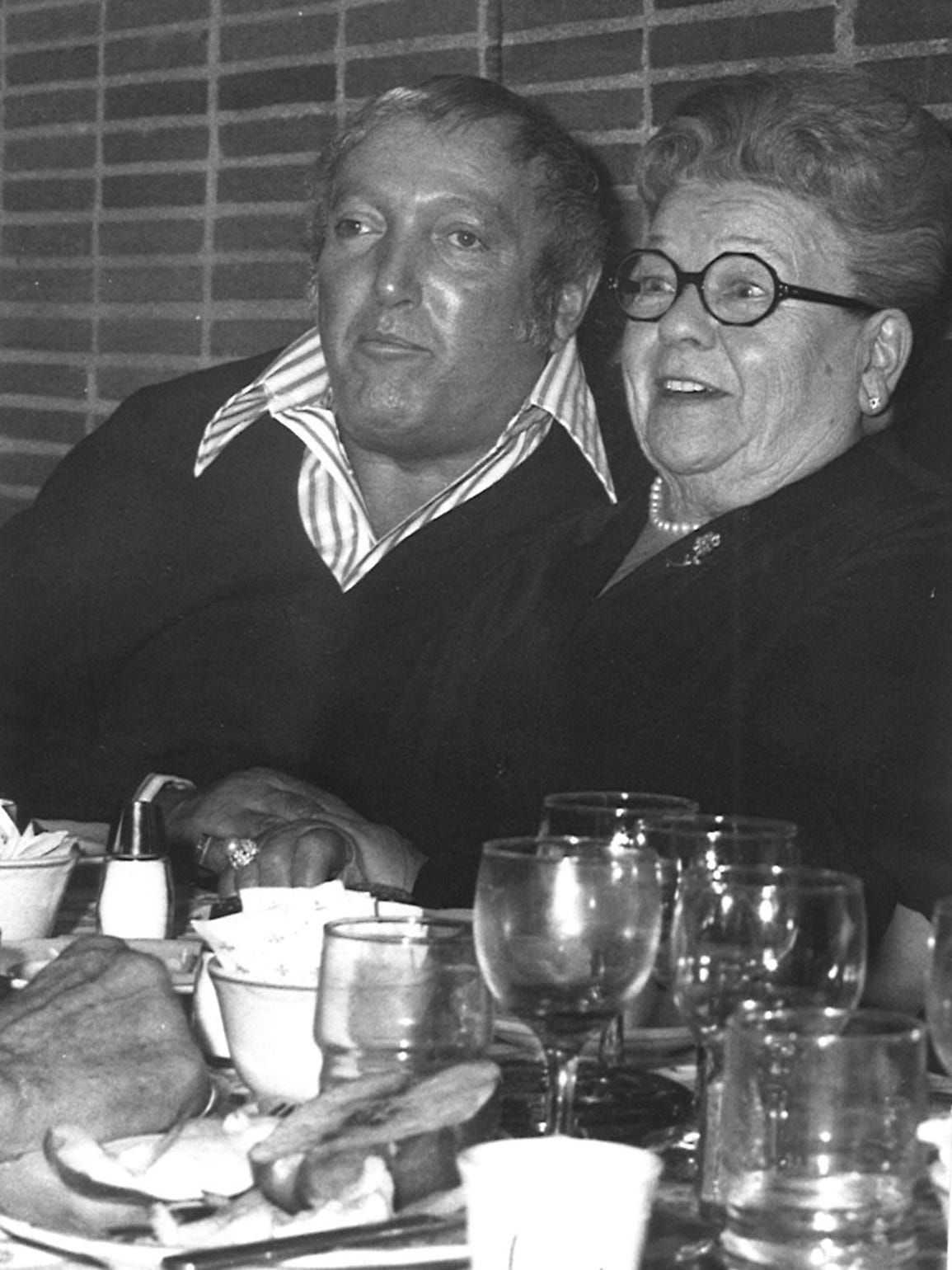 Frank Sinatra Swinging with women and music