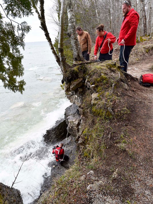 2 kayakers die after capsizing at Cave Point