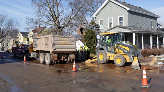 Work continued this morning to deal with a water main break that closed Jefferson Elementary.
