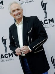 Mel Tillis is on the red carpet for the ACM Honors