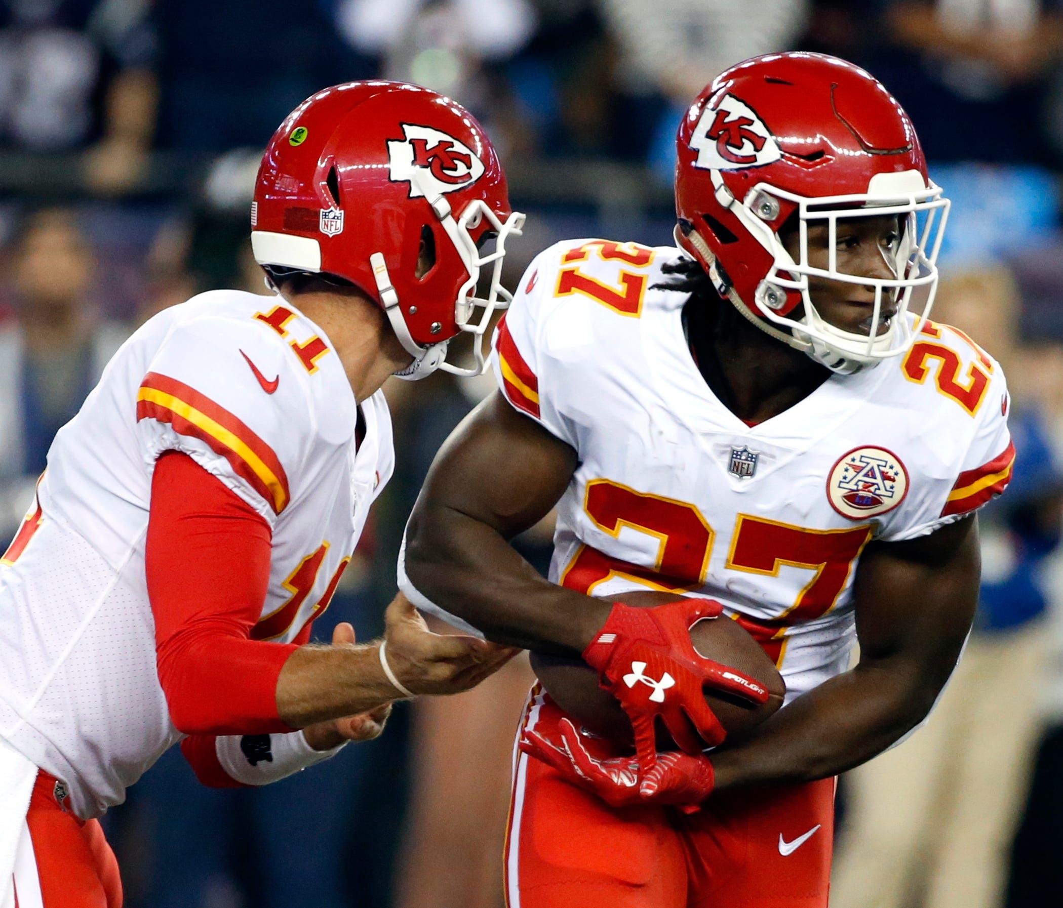 QB Alex Smith (11) and RB Kareem Hunt fueled the Chiefs' upset of the Patriots.
