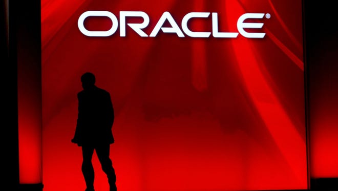 Giám đốc điều hành của Oracle lúc đó là Larry Ellison đã rời sân khấu sau khi có bài phát biểu quan trọng của mình tại hội nghị Oracle OpenWorld năm 2008 ở San Francisco.
