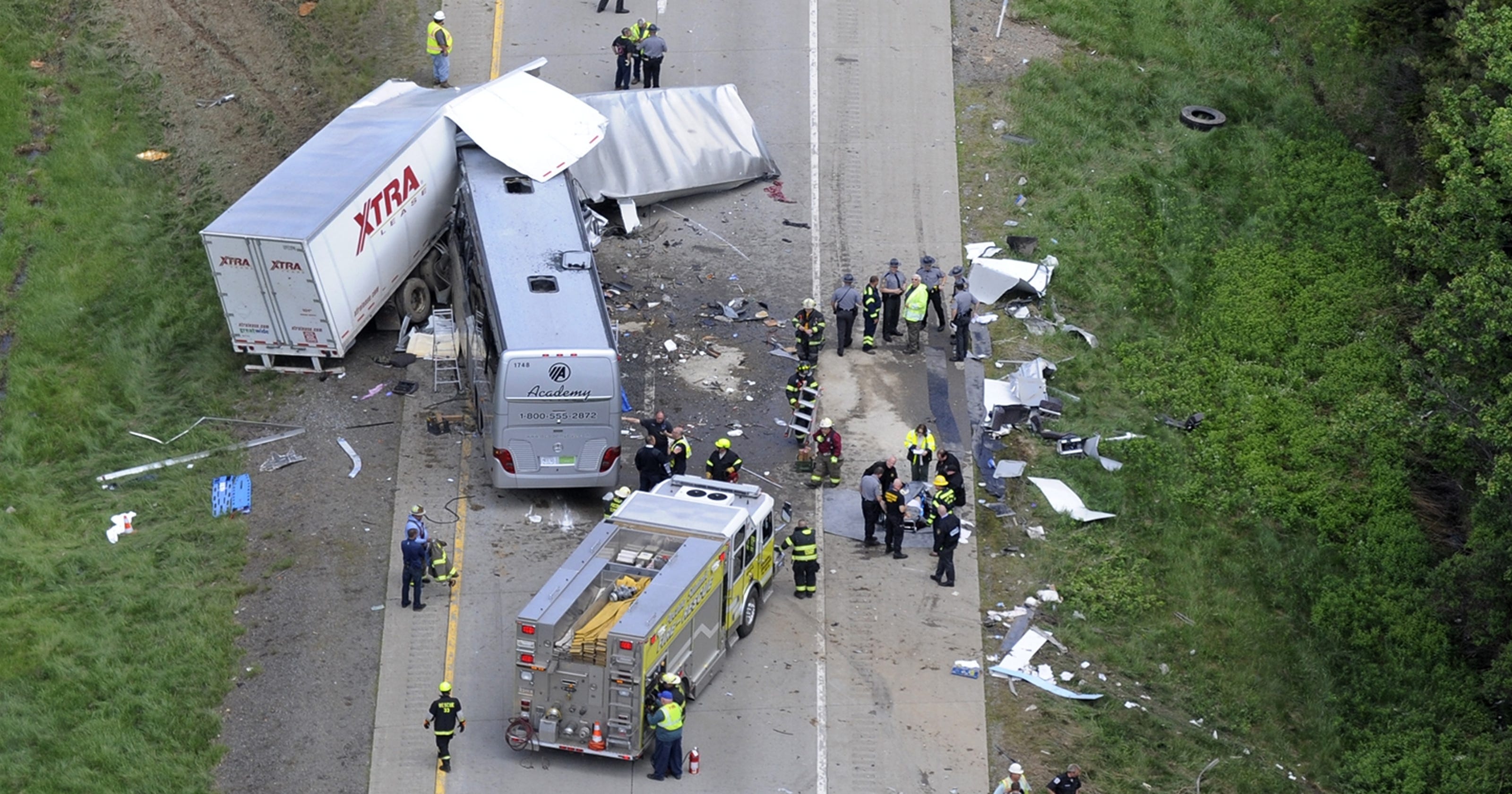 Police probe crash of Niagara Fallsbound bus, truck