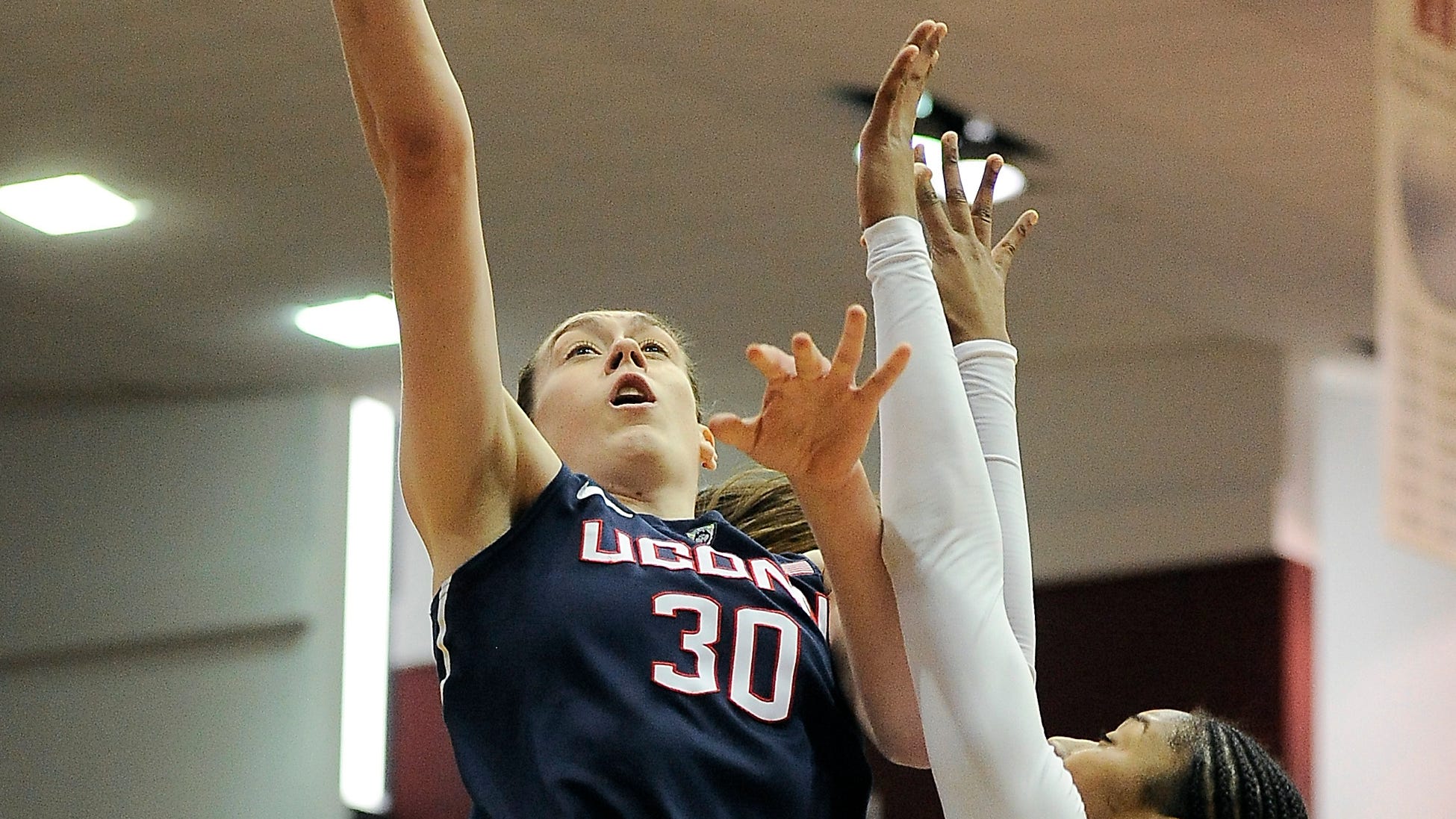 UConn coach Geno Auriemma posts win No. 899, tops Temple