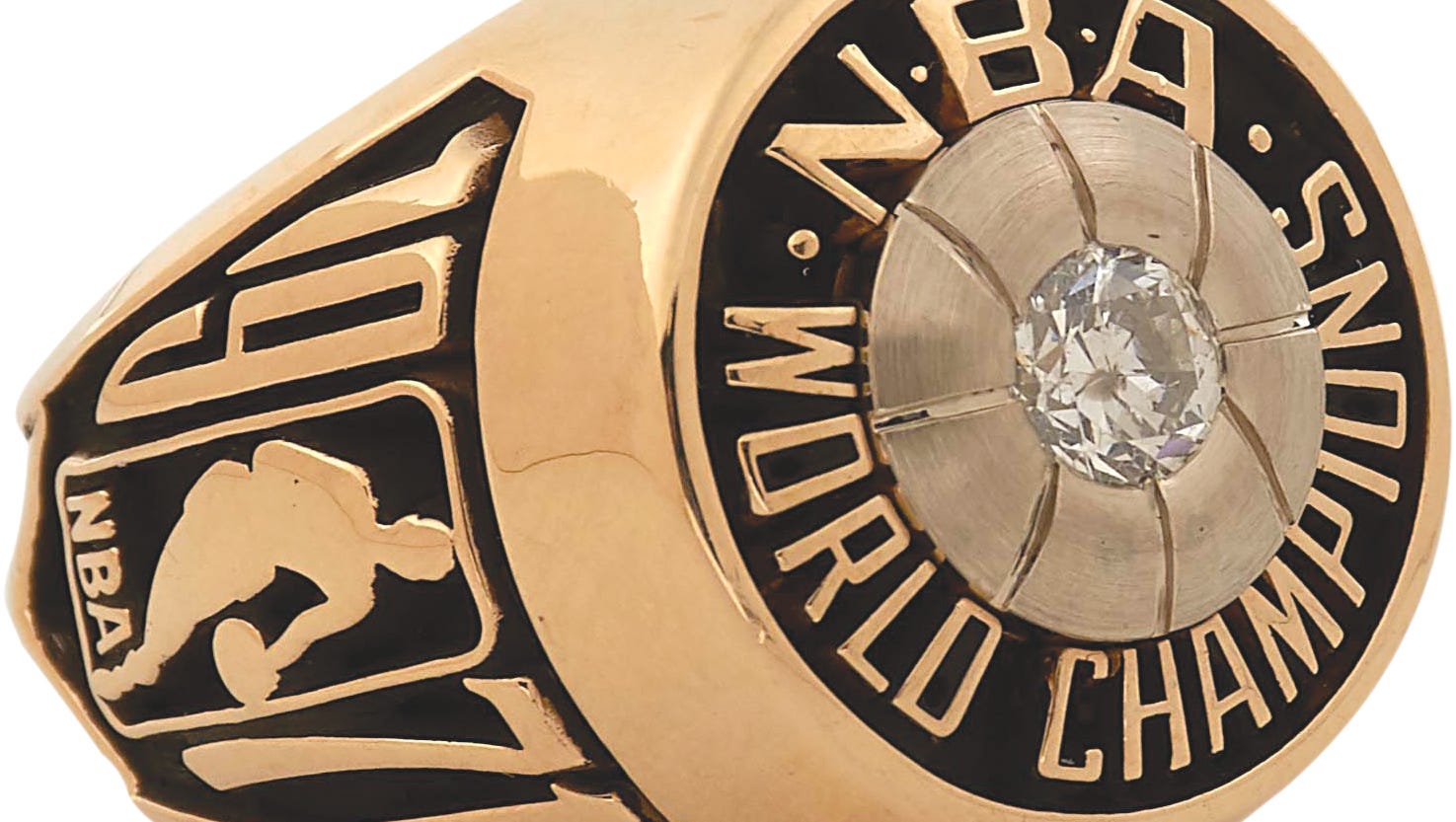 Image of the Bucks' 1971 NBA Championship ring.