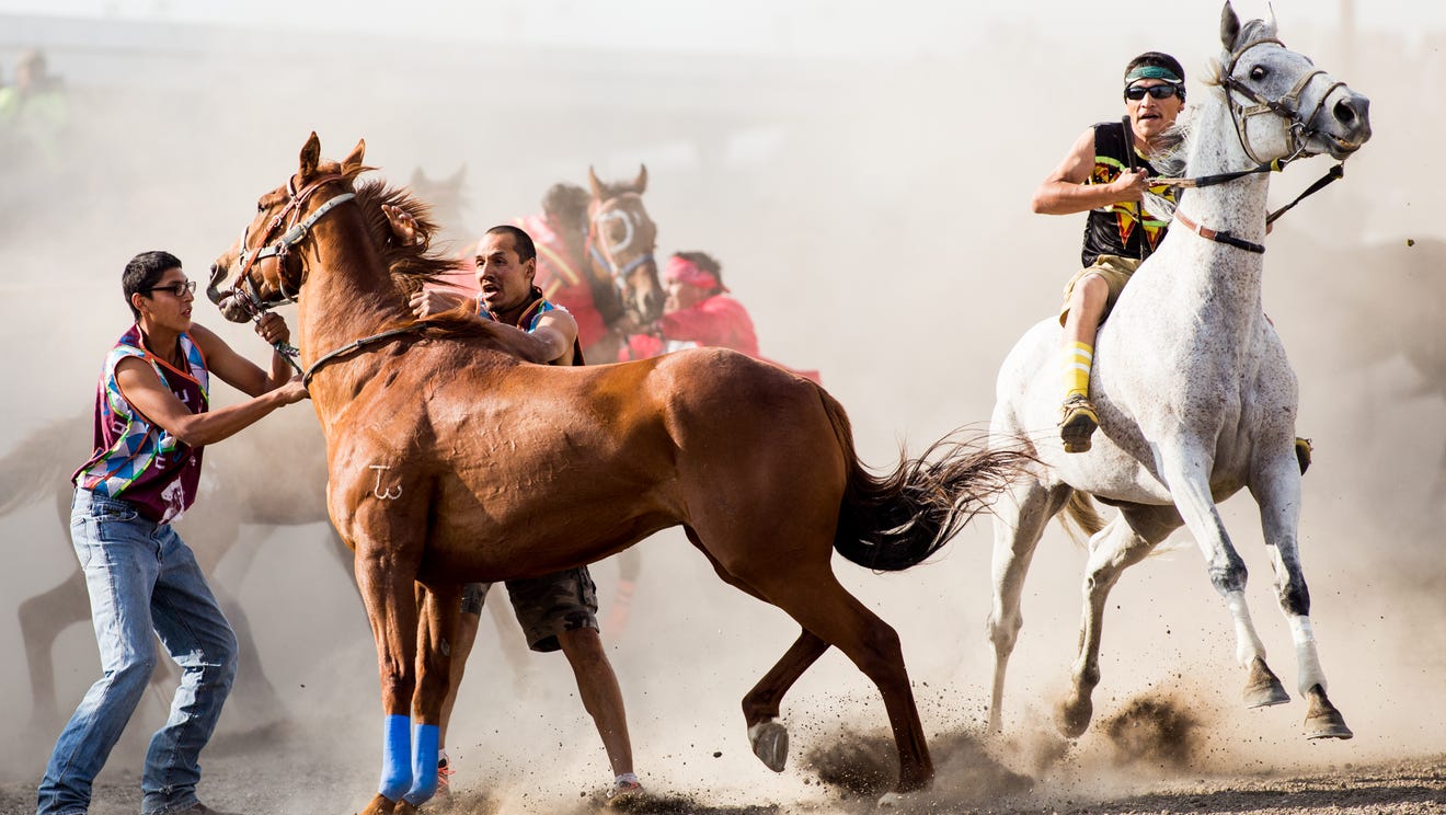 Indian horse. Эстафета на лошадях. Фото девушки на лошадях .индианки.