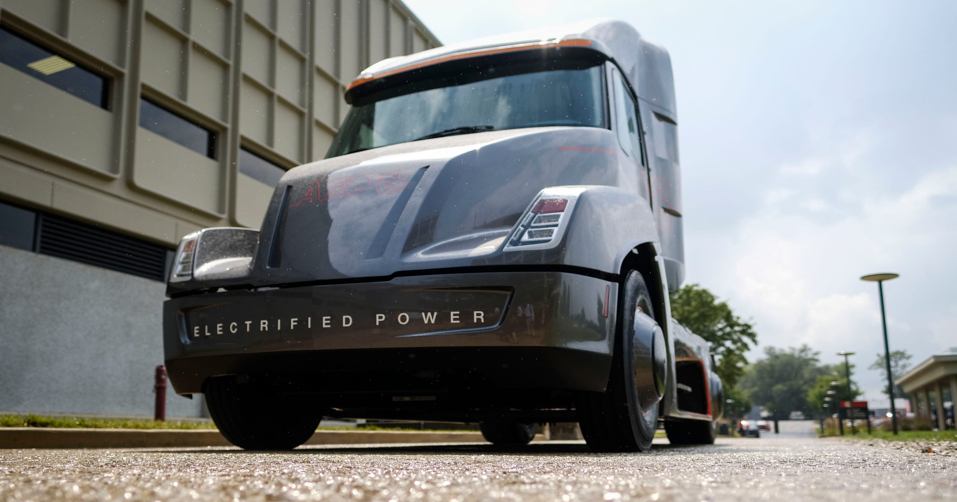 Cummins, racing Tesla, unveils allelectric truck