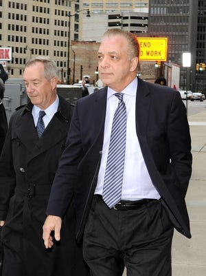 Wali Kotapraja Macomb Dino Bucci, kanan, dan pengacaranya Stephen Rabaut pada bulan November.