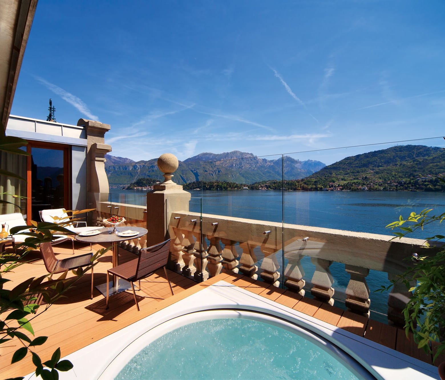 The real splurge comes from the eight rooftop terrace suites that come with whirlpool tubs on the balconies and butler service. There's nothing like watching the active water ways of luxury boats sailing the lake as you dine on champagne breakfast on