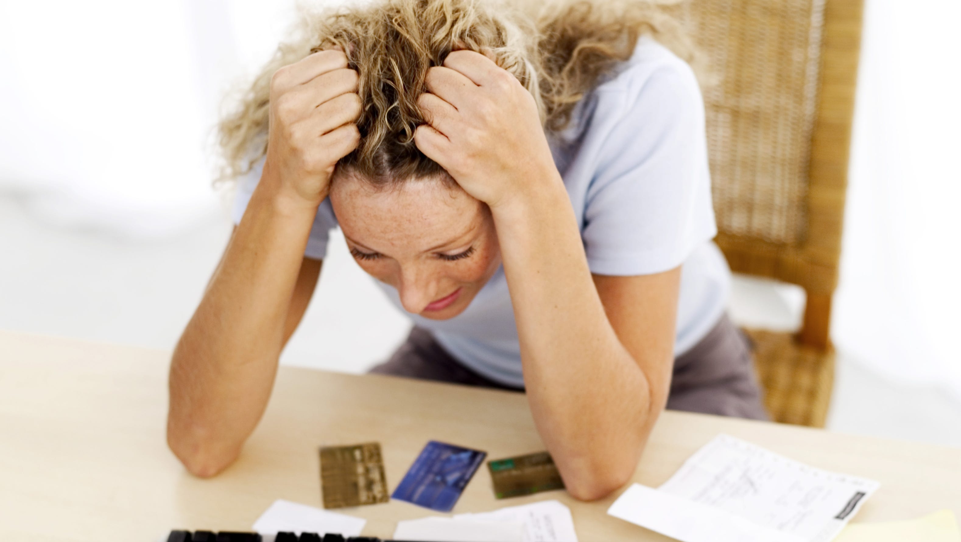 Тяжесть долгов. Стресс из за денег. Финансовые проблемы. Женщина в долгах. Кредит.