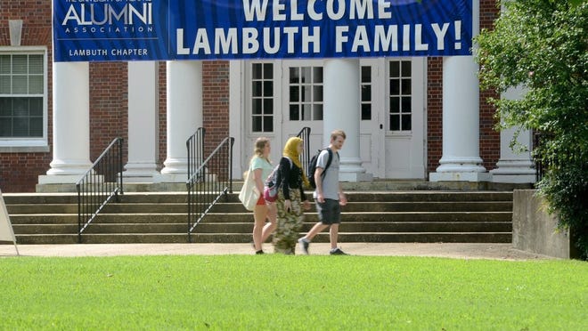 Students walk through the University of Memphis Lambuth Campus. (Kenneth Cummings/The Jackson Sun)