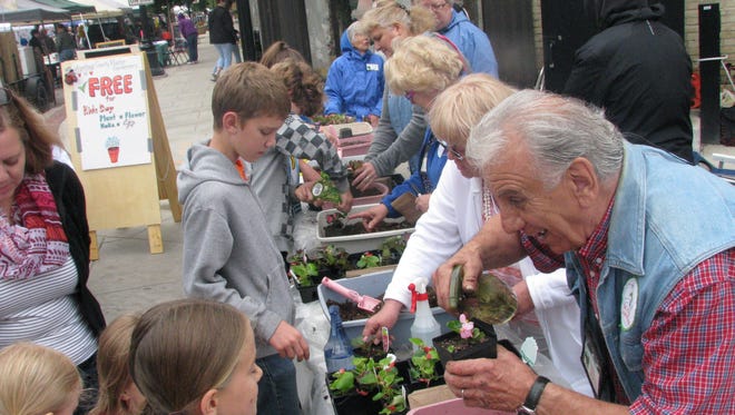 Winnebago County Master Gardener volunteers engaged with children on Kids’ Day 2015 at the Oshkosh Saturday Farmers Market.