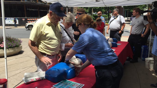 A hands-only CPR training for the community at Falls Park