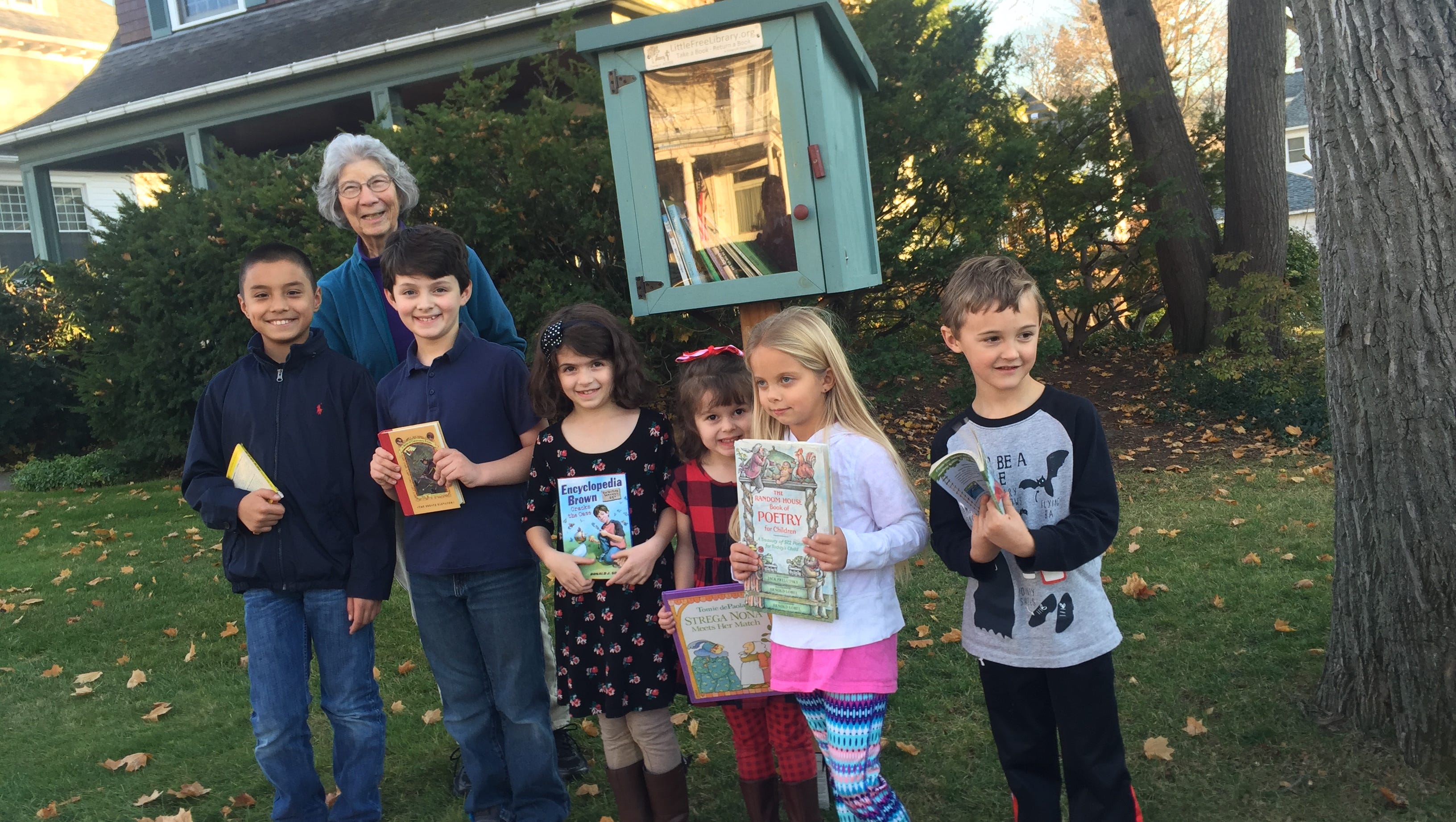 A Librarian S Gift Neighborhood Children Take Leave Books