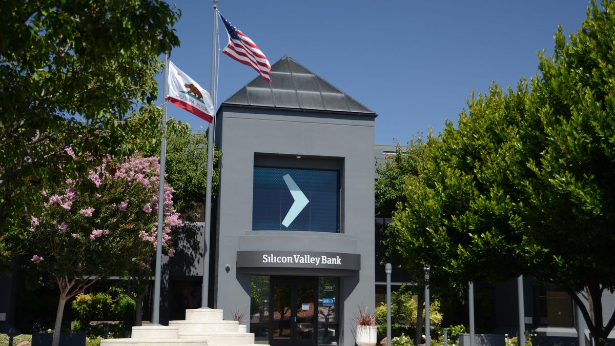 Photo of the exterior if a Silicon Valley Bank.