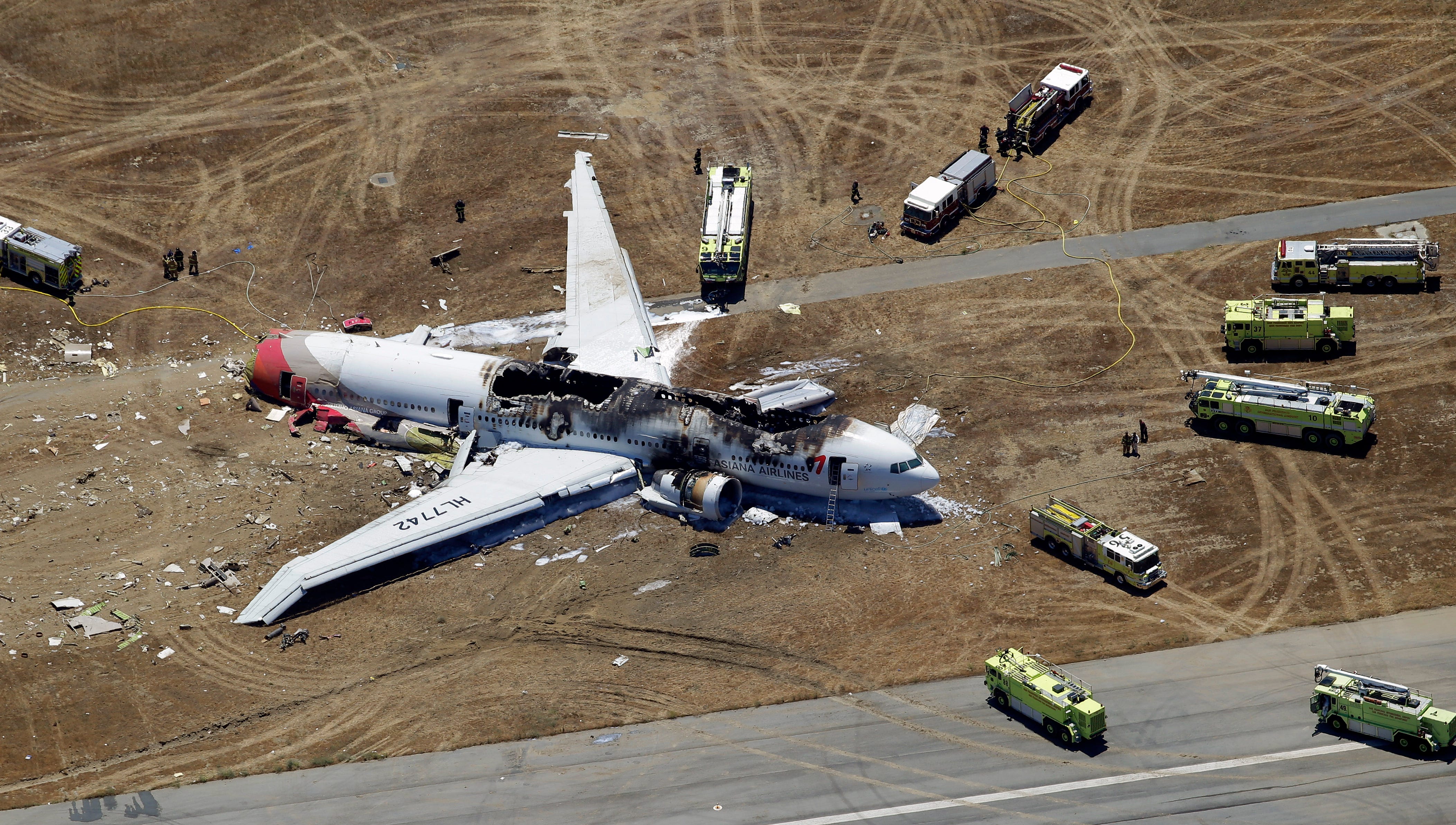 Известные авиакатастрофы. Asiana Airlines самолет крушение. Катастрофа Асиана Эйрлайнс. Боинг-777" авифкатастрофа.