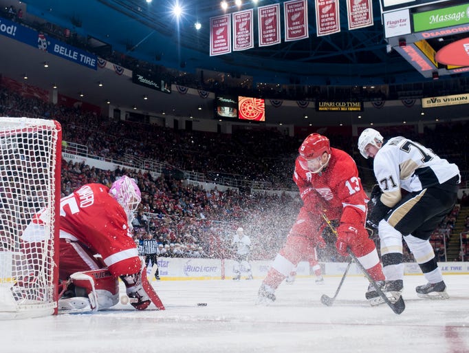 Penguins center Evgeni Malkin tries to get the puck