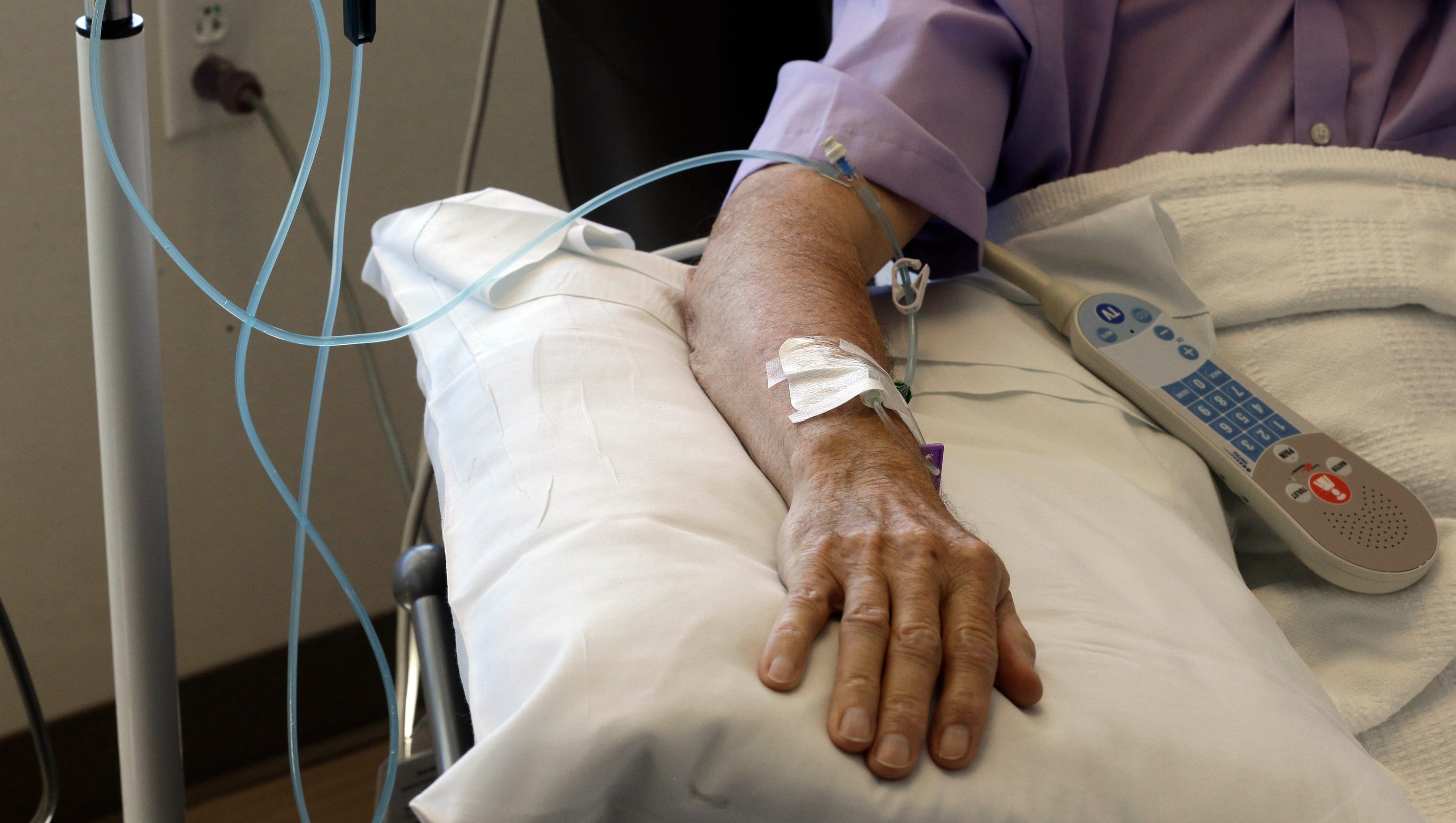 How do hospice personnel determine when a cancer patient is close to the end of his life?