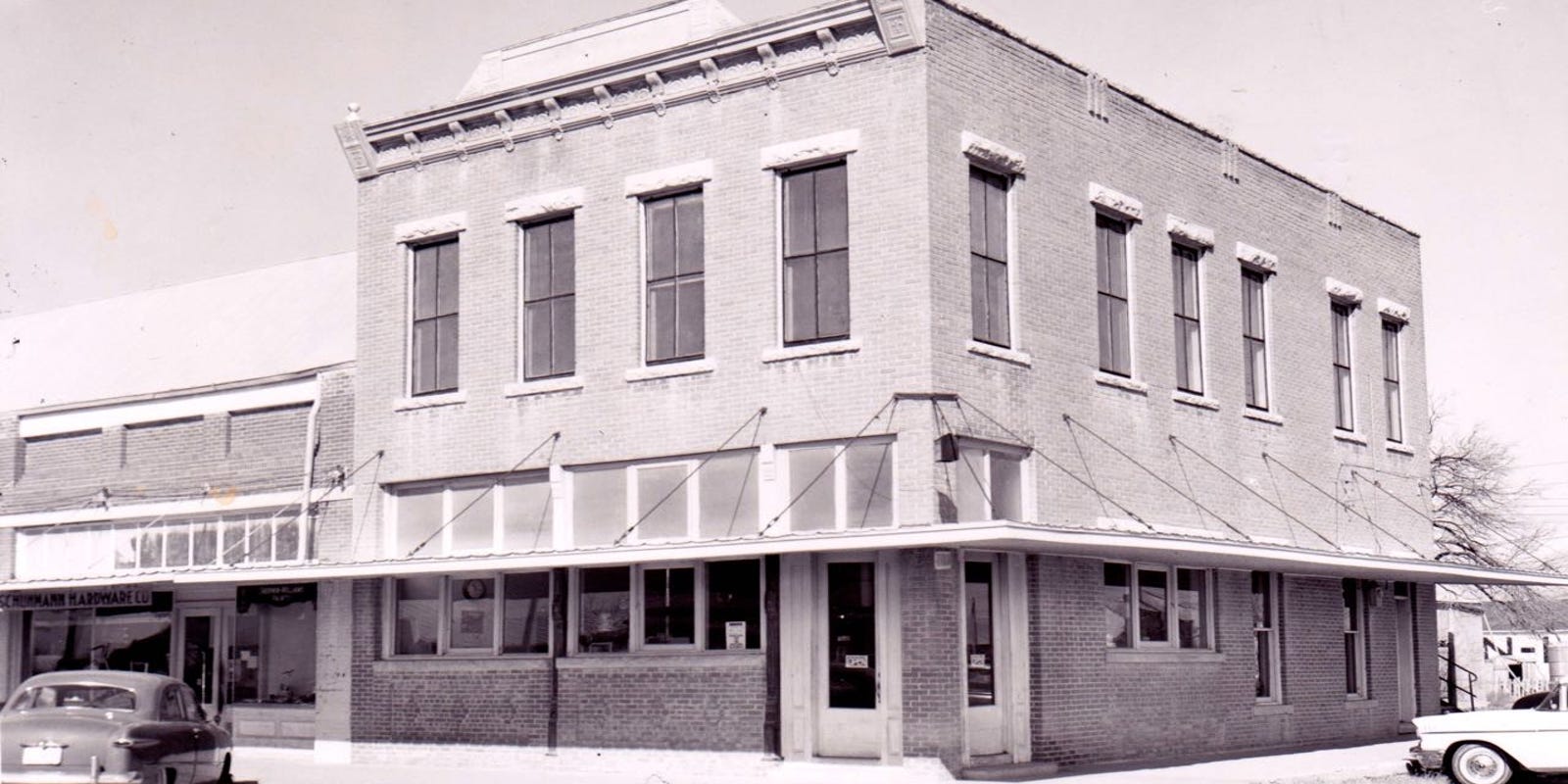 Rowena celebrates new historical marker