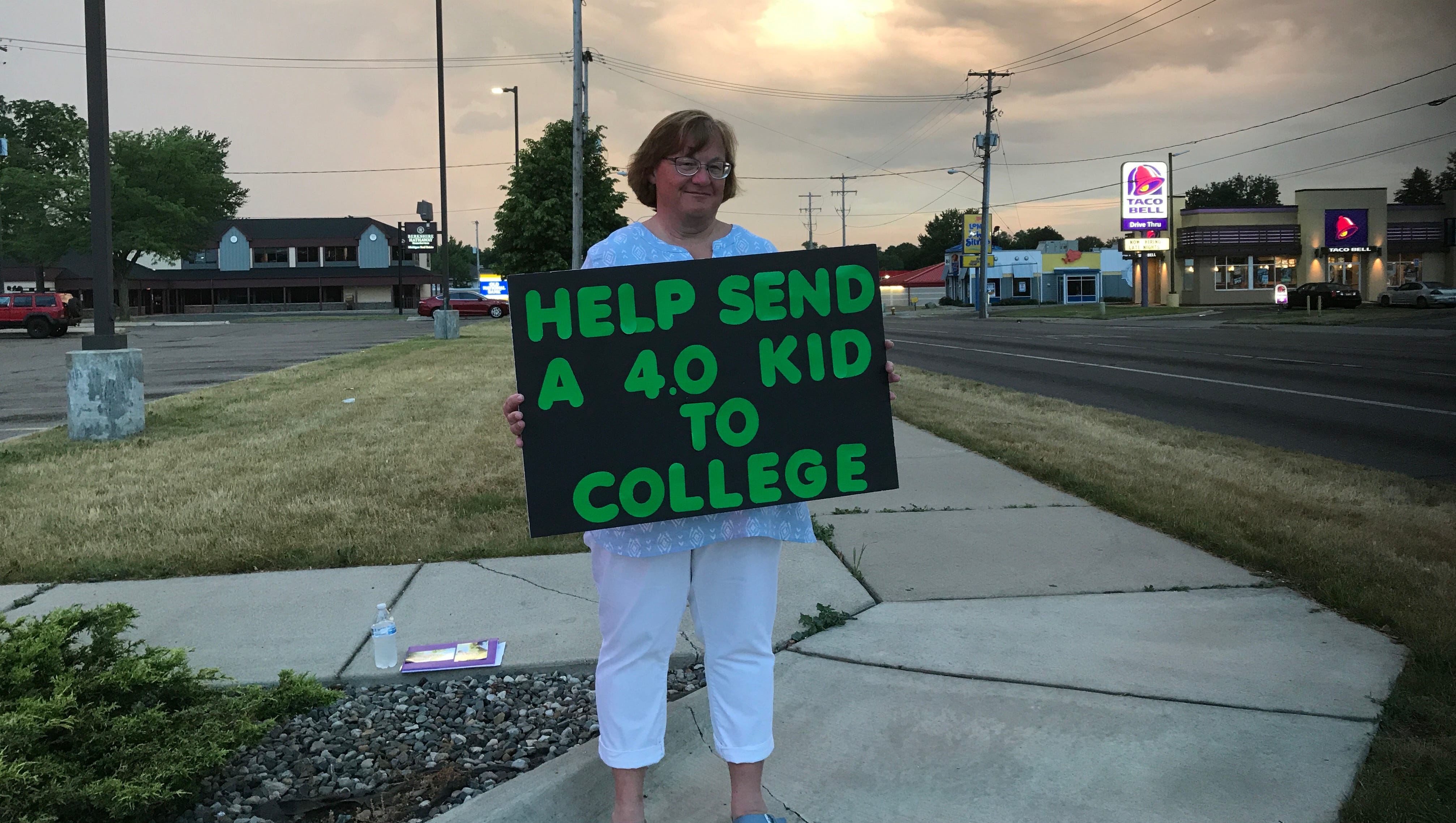 Mom Hits The Streets With A Sign To Pay Her Daughter S Tuition