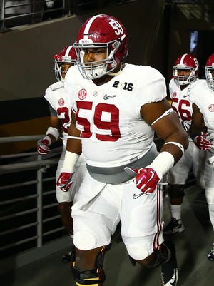 Alabama offensive lineman Dallas Warmack (59) against the Clemson Tigers in the 2016 CFP National Championship at University of Phoenix Stadium.