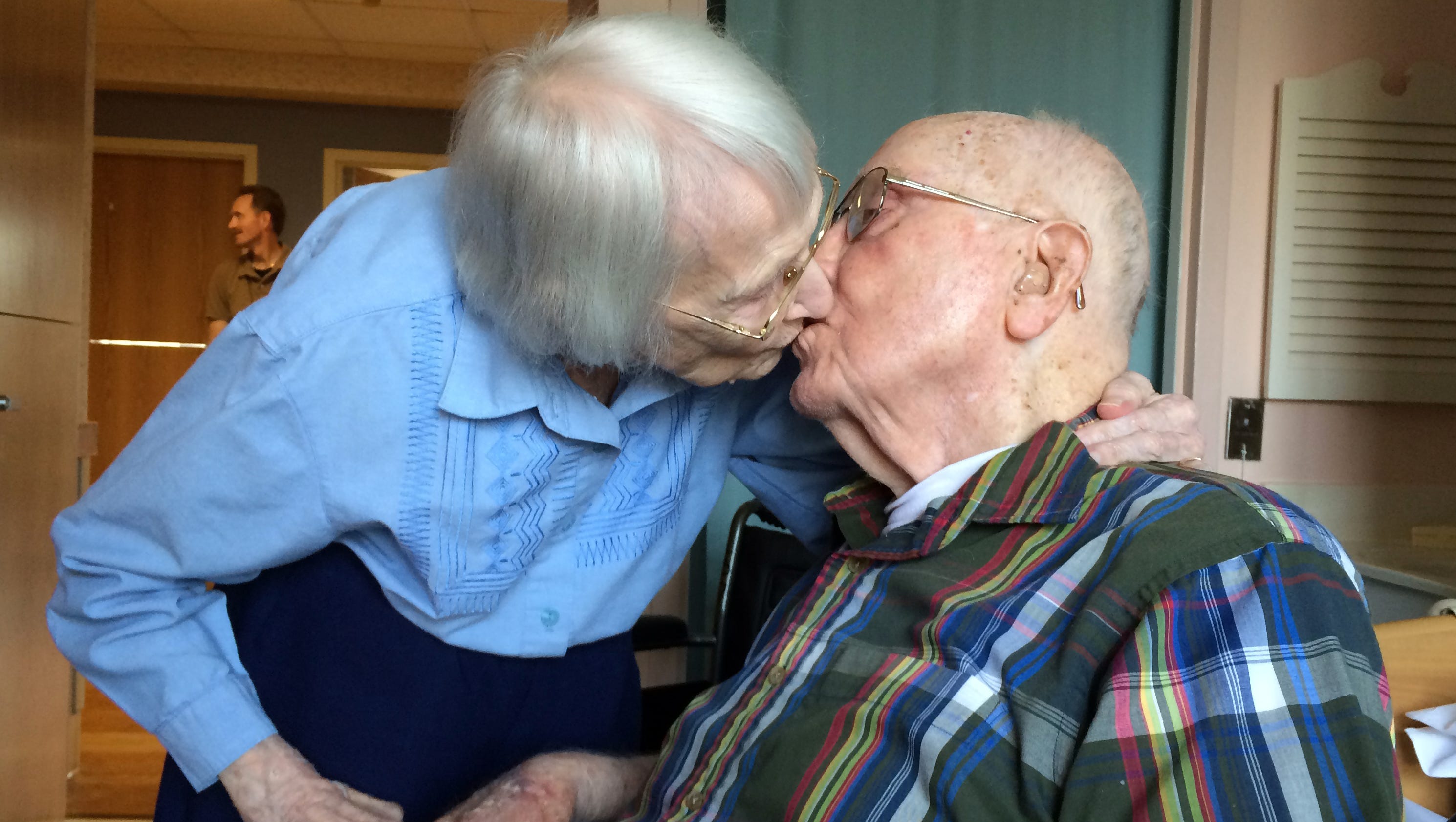 Поцелую дедушку. Старик 100 лет. Бабушка целует. Дедушка целует. Дед целует бабушку.