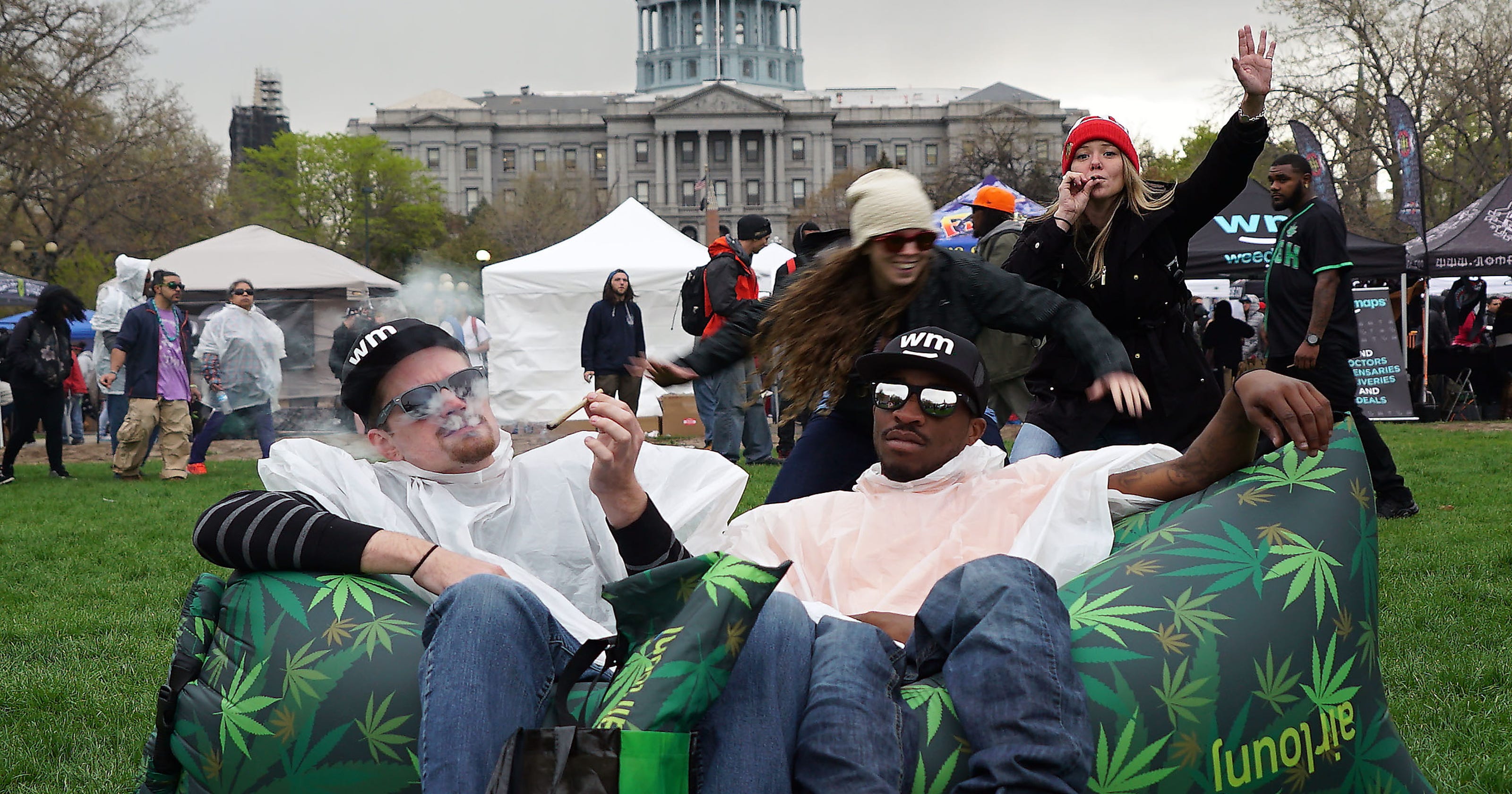 https://eu.usatoday.com/story/news/2018/04/18/420-bringing-massive-marijuana-party-denver-nations-largest-public-light-up/521371002/