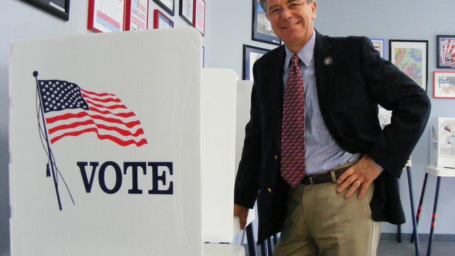 Secretario de elecciones del Condado de Monterey Claudio Valenzuela se prepara para las elecciones locales en el 2014.