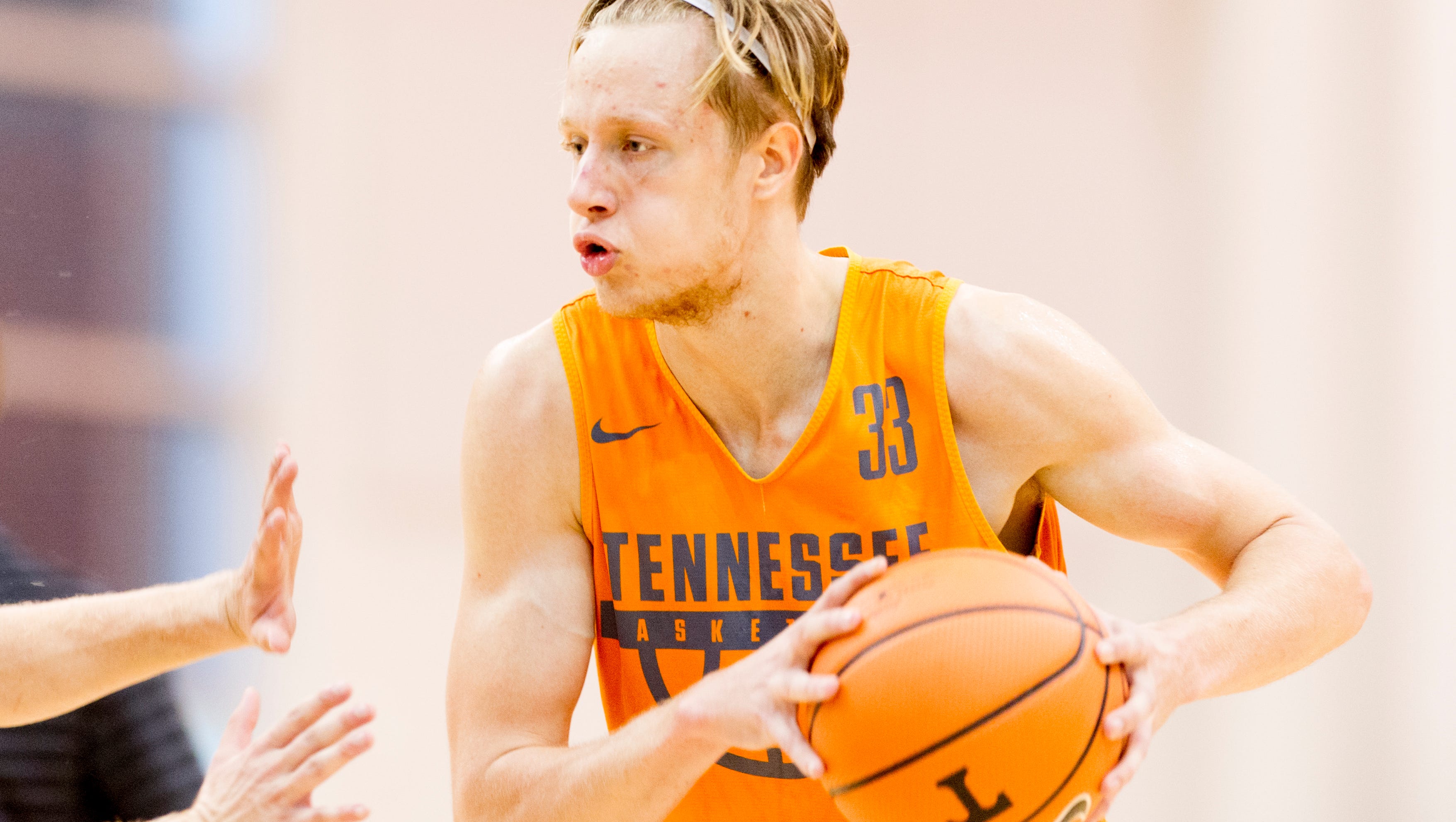 UT Vols Tennessee basketball freshman Zach Kent receives redshirt