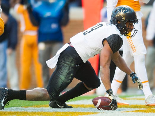 Vanderbilt wide receiver C.J. Duncan (19) dives into