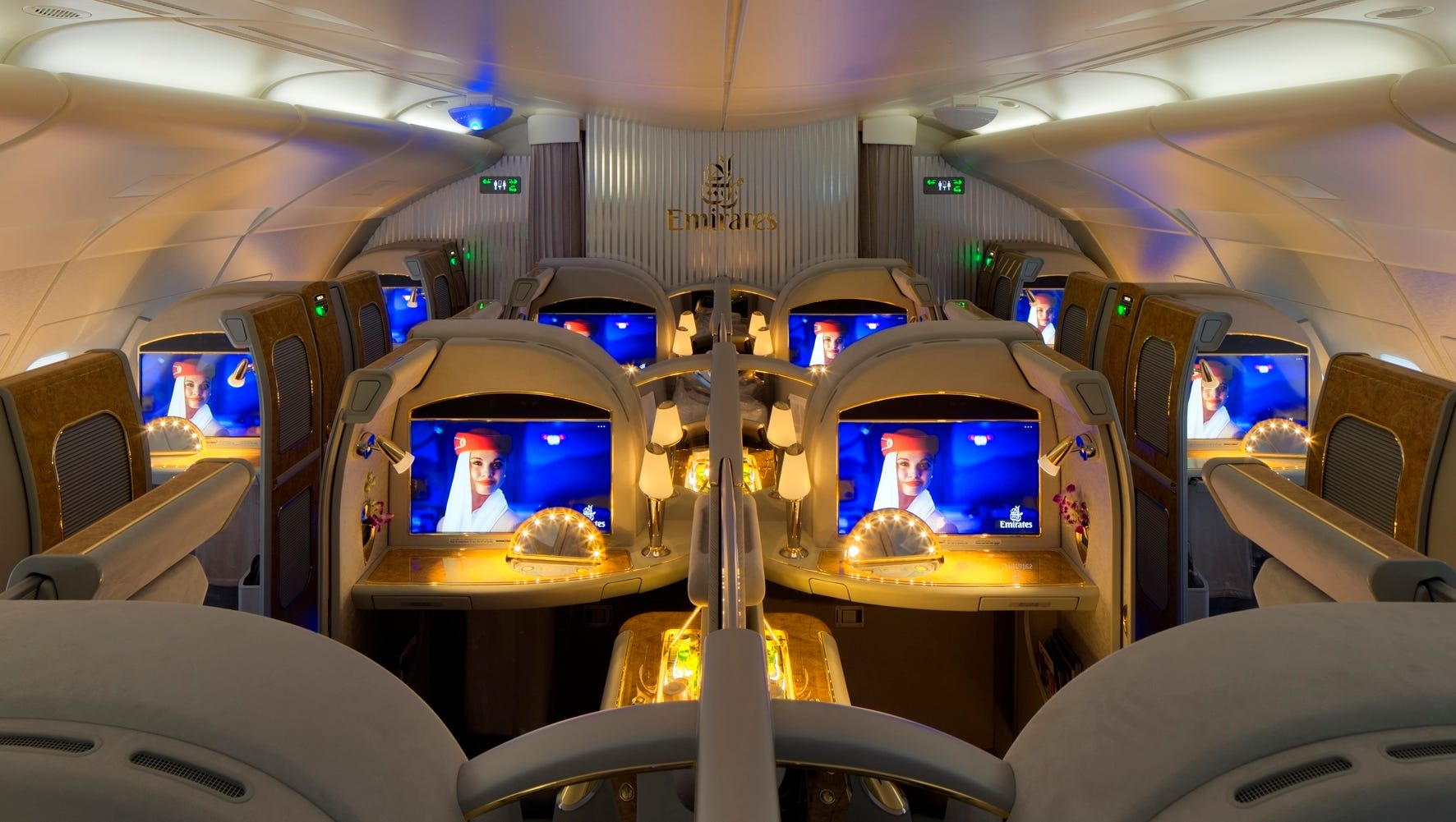 First class 0. Самолет Emirates a380 салон. Airbus a380 внутри. Airbus a380 Emirates первый класс. А380 самолёт салон Люкс.
