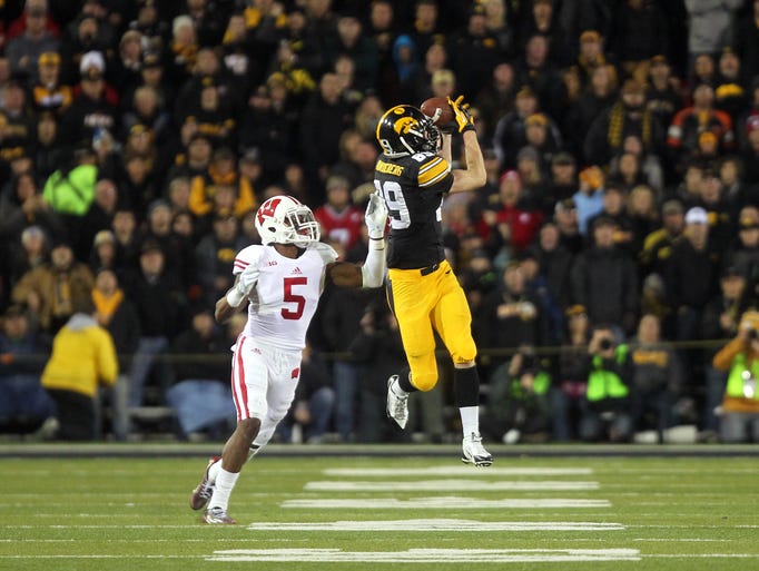 Iowa's Matt VandeBerg pulls in a 28-yard pass during