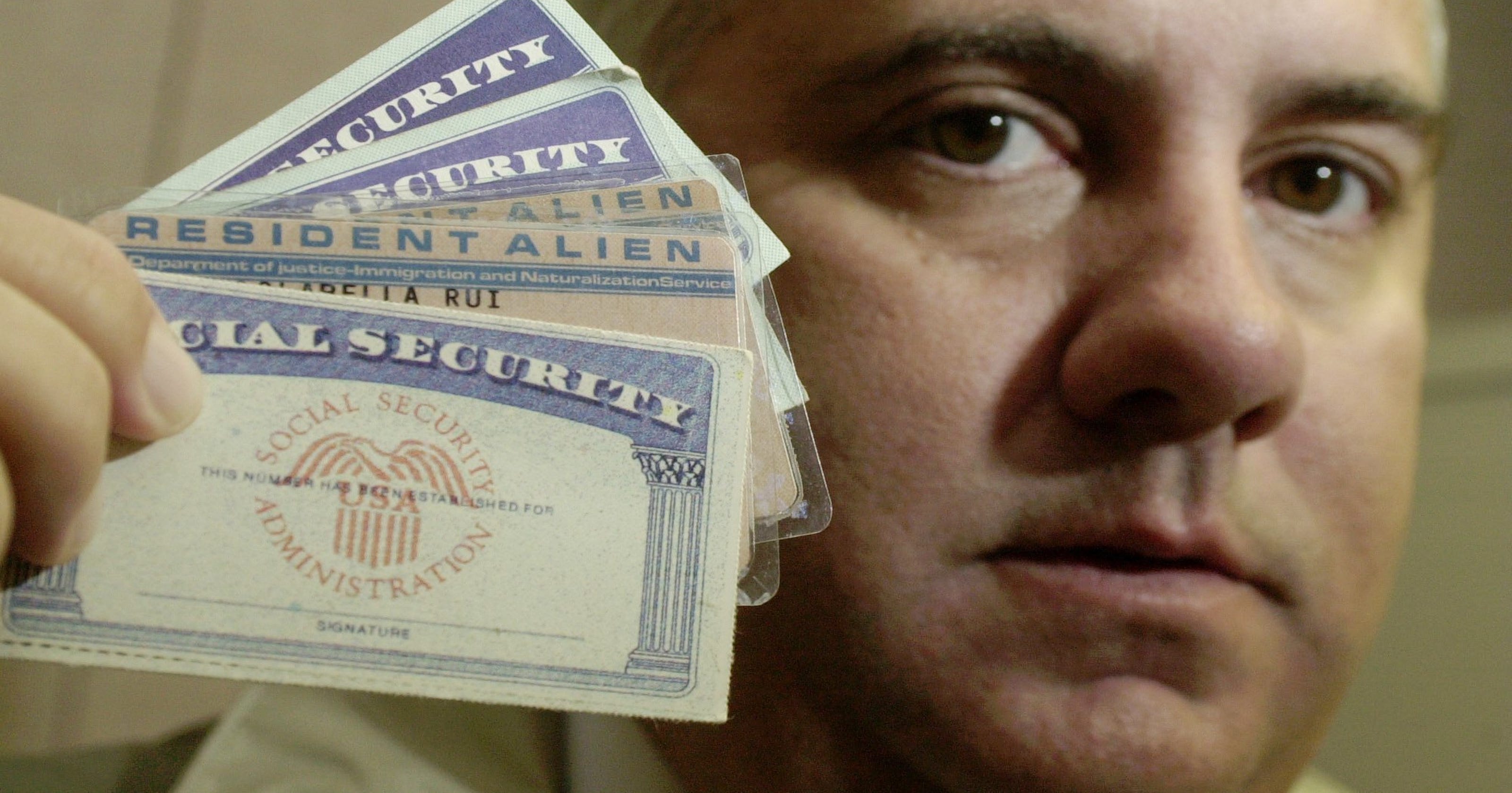 How can you recognize a valid Social Security card?