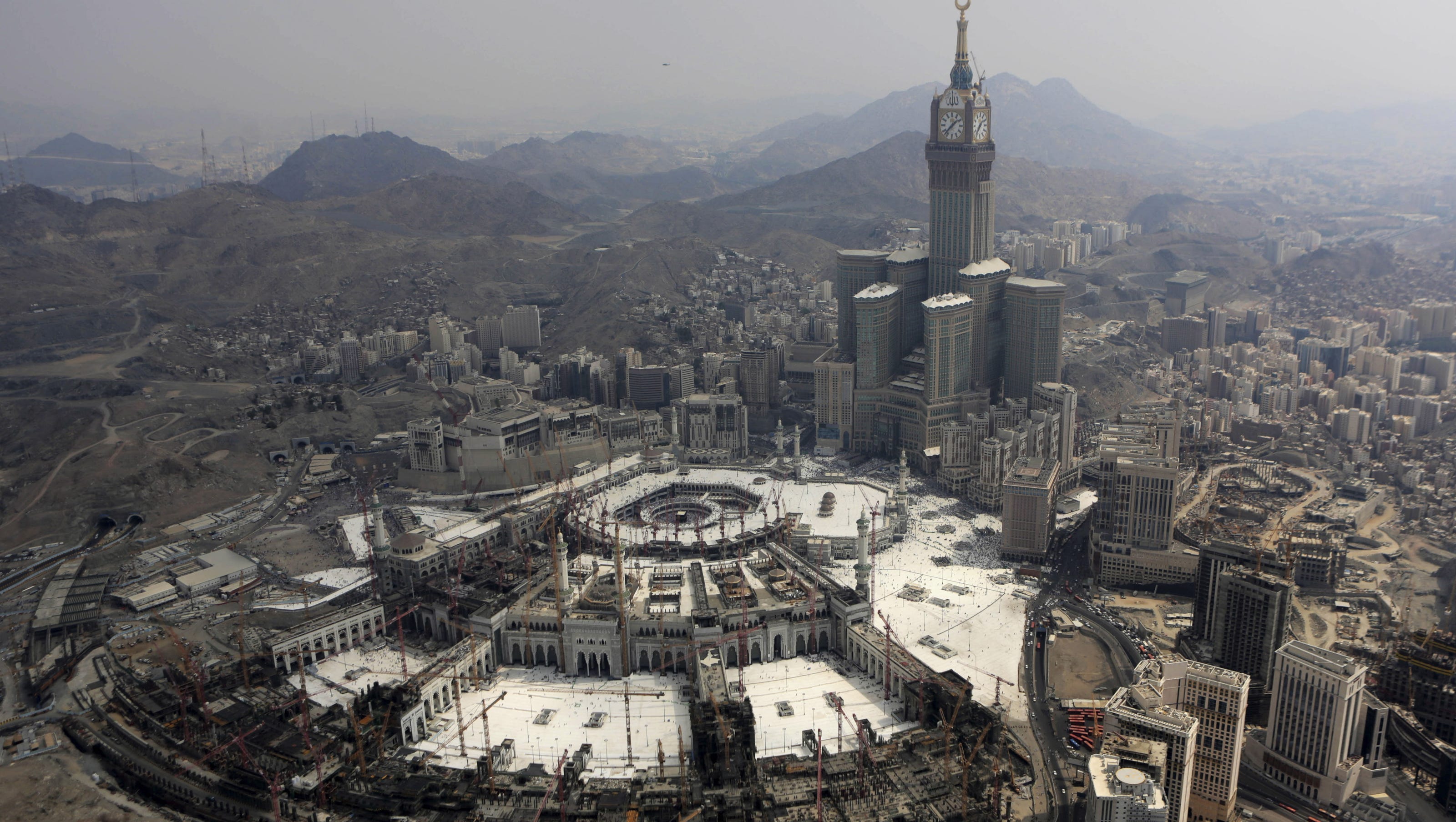 Районы мекки. Саудовская Аравия Мекка. Башня Абрадж Аль-Бейт. Хадж Мекка Медина. Мечеть Кааба в Мекке.