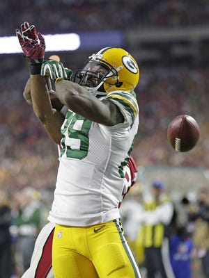 Green Bay Packers receiver James Jones (89) tries to make a catch against the Arizona Cardinals in the third quarter at University of Phoenix Stadium.