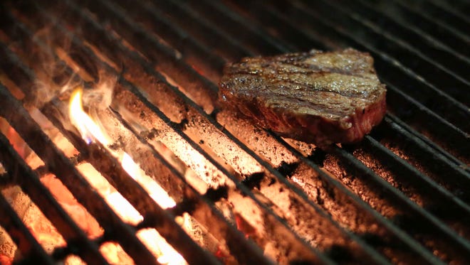 Cozinhe seu próprio bife no Rube's Steakhouse em Waukee.