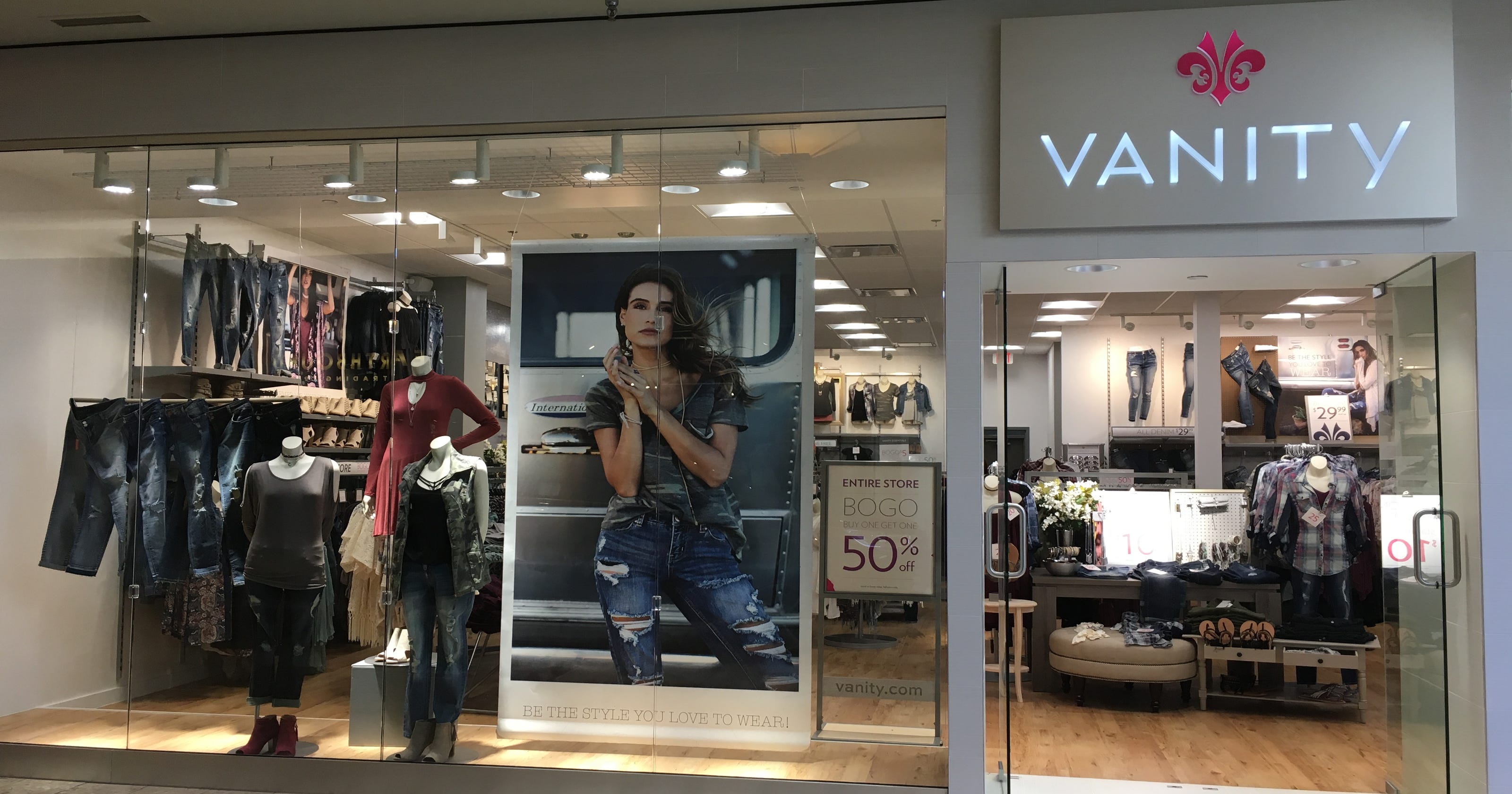 Vanity clothing store in mall to close